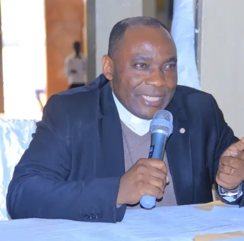 Le Directeur de la Commission Diocésaine Justice et Paix (CDJP), l'Abbé Aurélien Rukwata, lors de la séance de vulgarisation des textes de l’Accord-cadre entre le Saint-Siège et la RDC. Ph. Louangel Visesa