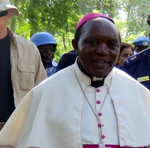 L’évêque de Beni-Butembo, Sikuli Paluku Melchisédech à Bini lors de son séjour de compassion aux victimes du massacre de Rwangoma à Beni (Nord-Kivu). 29/08/2016. Ph. Radio Okapi/Alain Wandimoyi
